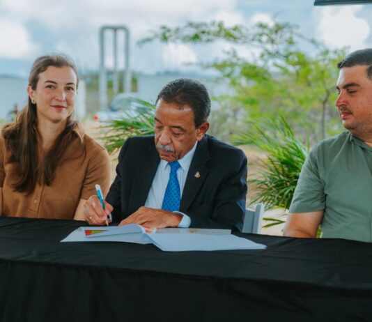 Minister Herdé ta enfatisa pa balansa entre desaroyo y proteccion di Aruba su naturalesa