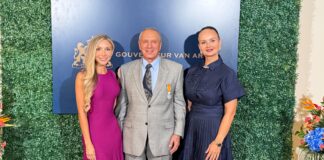 Un Trayecto di Impacto Reconoci: Ewald Biemans Honra Como un Ridder in de Orde van Oranje-Nassau: Honra pa Reino Hulandes, su decada nan di liderato for di Aruba ta sigui contribui na e desaroyo di standard nan global den turismo sostenibel, hospitalidad excepcional y cuido pa comunidad