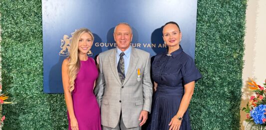 Un Trayecto di Impacto Reconoci: Ewald Biemans Honra Como un Ridder in de Orde van Oranje-Nassau: Honra pa Reino Hulandes, su decada nan di liderato for di Aruba ta sigui contribui na e desaroyo di standard nan global den turismo sostenibel, hospitalidad excepcional y cuido pa comunidad