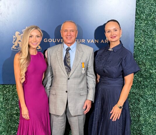 Un Trayecto di Impacto Reconoci: Ewald Biemans Honra Como un Ridder in de Orde van Oranje-Nassau: Honra pa Reino Hulandes, su decada nan di liderato for di Aruba ta sigui contribui na e desaroyo di standard nan global den turismo sostenibel, hospitalidad excepcional y cuido pa comunidad