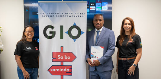 Presentacion di www.gio.aw na Minister Arthur Dowers