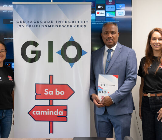 Presentacion di www.gio.aw na Minister Arthur Dowers