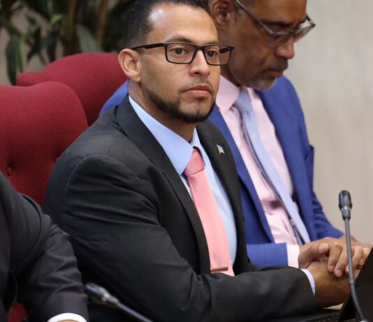 Miembro di Parlamento pa AVP, Dennerich Kelly: No tur prijs ta den man di gobierno, pero gobierno si tin deber di proteha poder di compra