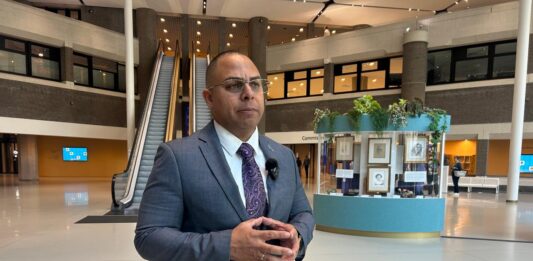 Pieters ta pone linea constitucional contra HOFA na Den Haag