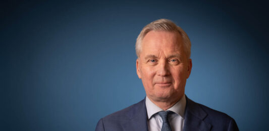 Secretario di estado Van der Burg ta bishita parti Caribense di Reino: enfoke ta riba gobernacion, siguridad y desaroyo economico