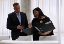 CFT cu elogio pa Xiomara: Awor cu un solo button jaarrekeningnan ta cla; Geoffry ta djis sinta y mira!