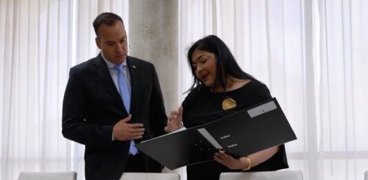 CFT cu elogio pa Xiomara: Awor cu un solo button jaarrekeningnan ta cla; Geoffry ta djis sinta y mira!