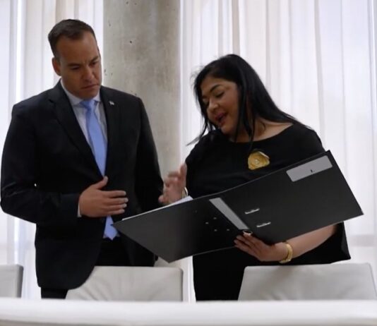 CFT cu elogio pa Xiomara: Awor cu un solo button jaarrekeningnan ta cla; Geoffry ta djis sinta y mira!