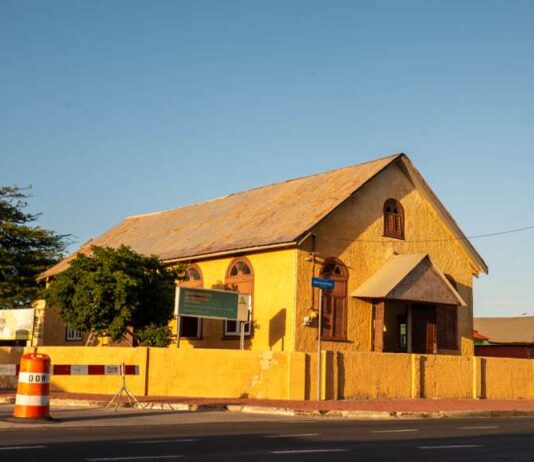 Iglesia Adventista di Shete Dia na Bernhardstraat ta marca inicio oficial di restauracion di patrimonio y comunidad