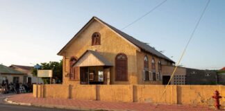 Pastoor Virgil Sams a destaca herencia di comunidad y servicio durante homenahe na Eric Principaal