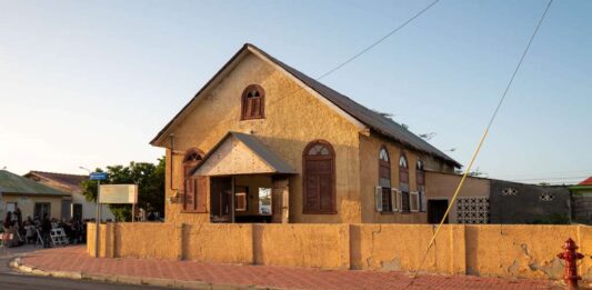 Pastoor Virgil Sams a destaca herencia di comunidad y servicio durante homenahe na Eric Principaal