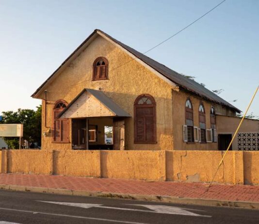 Pastoor Virgil Sams a destaca herencia di comunidad y servicio durante homenahe na Eric Principaal