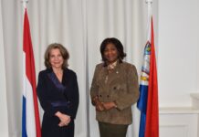 Minister Plenipotenciario Mildred Schwengle cu bishita di cortesia cerca Minister Plenipotenciario di Sint Maarten Gracita Arrindell