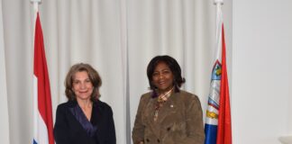 Minister Plenipotenciario Mildred Schwengle cu bishita di cortesia cerca Minister Plenipotenciario di Sint Maarten Gracita Arrindell
