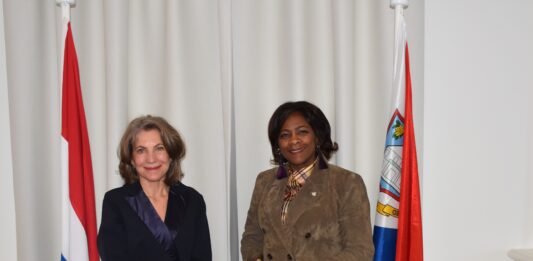 Minister Plenipotenciario Mildred Schwengle cu bishita di cortesia cerca Minister Plenipotenciario di Sint Maarten Gracita Arrindell