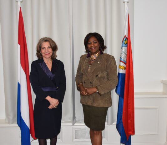 Minister Plenipotenciario Mildred Schwengle cu bishita di cortesia cerca Minister Plenipotenciario di Sint Maarten Gracita Arrindell