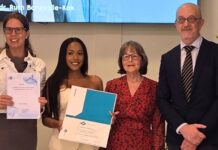 A gradua di Universidad di Aruba, Tahra Zenah Marie Henriquez