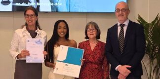 A gradua di Universidad di Aruba, Tahra Zenah Marie Henriquez