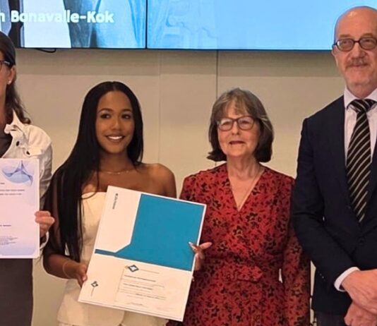 A gradua di Universidad di Aruba, Tahra Zenah Marie Henriquez