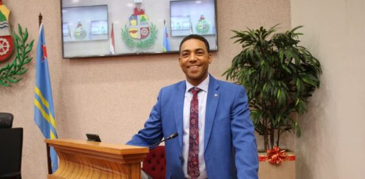 Parlamentario Hendrik Tevreden: “Aruba tin un Gobierno di 50%”
