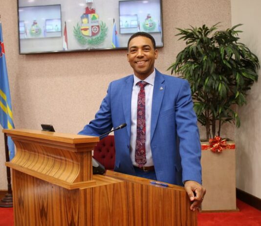 Parlamentario Hendrik Tevreden: “Aruba tin un Gobierno di 50%”