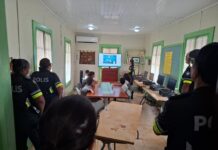 Un rato di alegria y union: Cuerpo Policial Aruba ta fortifica lasonan cu nos muchanan di Imelda Hof durante vakantie