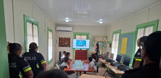 Un rato di alegria y union: Cuerpo Policial Aruba ta fortifica lasonan cu nos muchanan di Imelda Hof durante vakantie