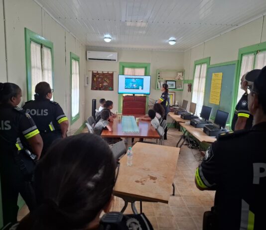 Un rato di alegria y union: Cuerpo Policial Aruba ta fortifica lasonan cu nos muchanan di Imelda Hof durante vakantie