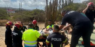 POLIS Y TEAM DI RESCATE RIBA HOOIBERG PA UN TURISTA CU A BIRA MALO