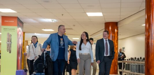 Aruba ta anfitrion pa plataforma internacional: Yegada di Comisionado Europeo marca paso importante pa Foro LGO-UE