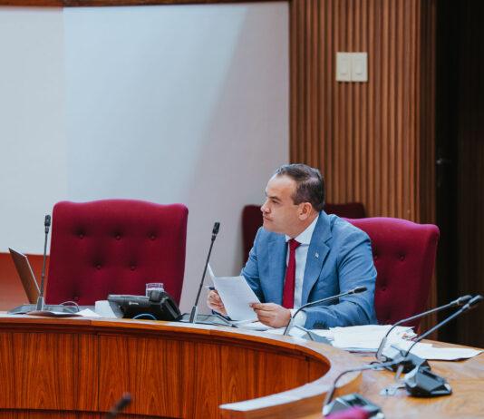 Minister Wever den Parlamento: Gobierno AVP-FUTURO ta actua decisivamente pa proteha Aruba contra impacto di subida di prijs di petroleo y tension geopolitico