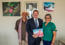 Autornan Delno Tromp y Elsmarie Beukenboom di Boniero: Buki di mucha y historia inspirador presenta den encuentro cu Prome Minister