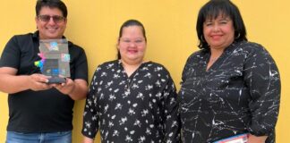Biblioteca Nacional Aruba ta ricibi reconocimento special pa su trayectoria di binti aƱa sirbiendo nos grandinan