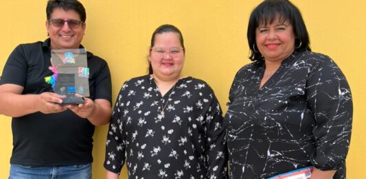 Biblioteca Nacional Aruba ta ricibi reconocimento special pa su trayectoria di binti aña sirbiendo nos grandinan