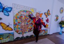 Maria Kelly cu donacion di su arte visual na HOH: Hospital cu bunita coleccion mosaico yama “Bunita bida di un barbulet”