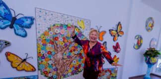 Maria Kelly cu donacion di su arte visual na HOH: Hospital cu bunita coleccion mosaico yama āBunita bida di un barbuletāĀ