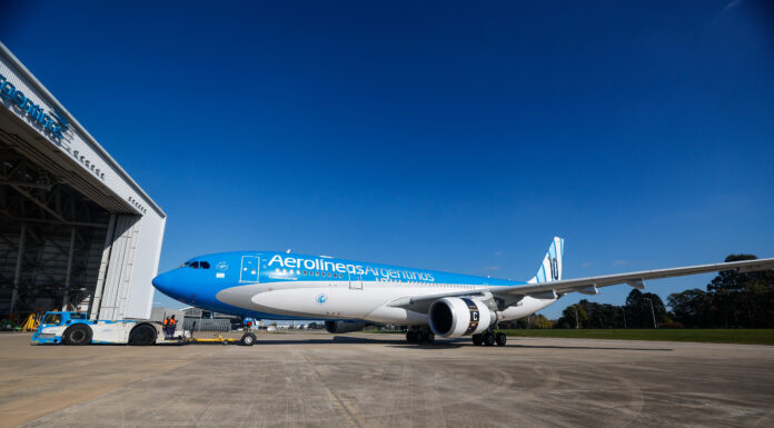 Un avion di Aerolineas Argentinas cu ‘e 10’ di Messi lo transporta su seleccion p’e Copa Mundial