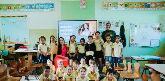Minister Gerlien Croes como Minister di Educacion a continua cu su bishita na scolnan na Paradera y Ayo