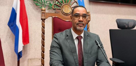 Parlamentario di AVP, Clifford Heyliger: โA bira tempo pa salario digno y accion concreto den mercado laboralโ