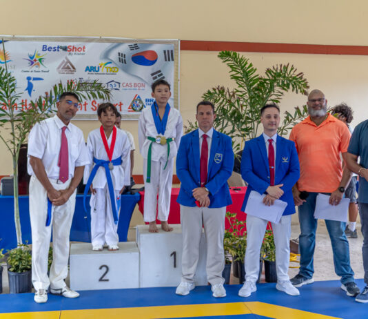 Brazil Taekwondo Stichting su team di Train Hard Fight Smart a sali Best Team den Cas Bon Taekwondo Cup
