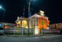 Cena oficial na monumento reciemente restaura: Premier Jetten a haya un recorido den centro historico di Oranjestad y Cas Veneranda