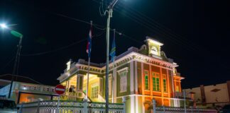 Cena oficial na monumento reciemente restaura: Premier Jetten a haya un recorido den centro historico di Oranjestad y Cas Veneranda