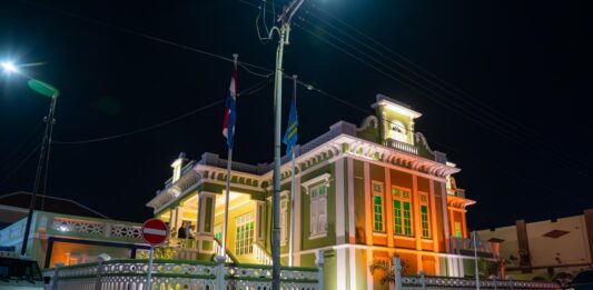 Cena oficial na monumento reciemente restaura: Premier Jetten a haya un recorido den centro historico di Oranjestad y Cas Veneranda