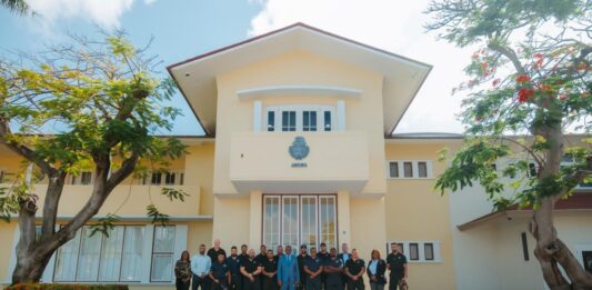 Minister Arthur Dowers ta reconoce excelencia den entrenamento K9: Diesun certificacion oficial