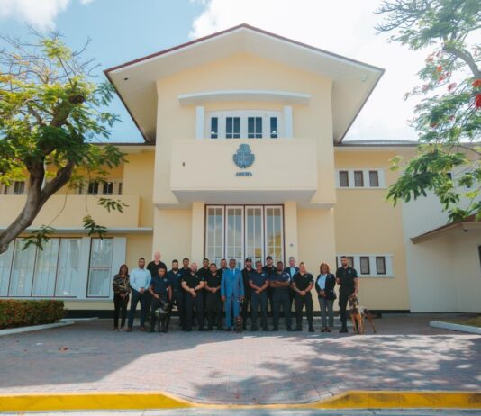 Minister Arthur Dowers ta reconoce excelencia den entrenamento K9: Diesun certificacion oficial