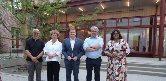 Un modelo moderno di cultura, educacion y encuentro social: Prome Minister Mike Eman a conoce Huis73 na Den Bosch: Inspiracion pa futuro di un edificio comunitario na Aruba