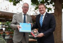 Encuentro entre Prome Minister Mike Eman y escritor Hans Verbeek