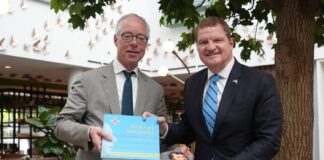 Encuentro entre Prome Minister Mike Eman y escritor Hans VerbeekĀ