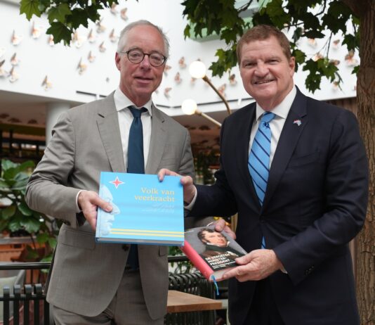 Encuentro entre Prome Minister Mike Eman y escritor Hans Verbeek