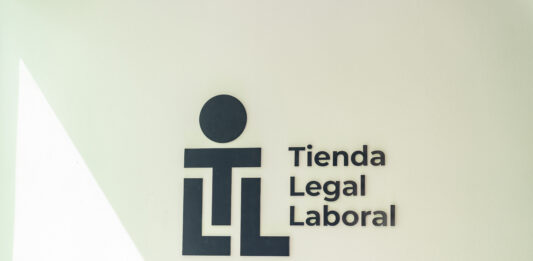 Minister di Turismo, Transporte y Labor, mr. Wendrick Cicilia hunto cu. Departamento di Labor y Investigacion ta introduci proyecto piloto ‘Tienda Legal Laboral’: Un iniciativa innovativo pa conseho laboral den bario